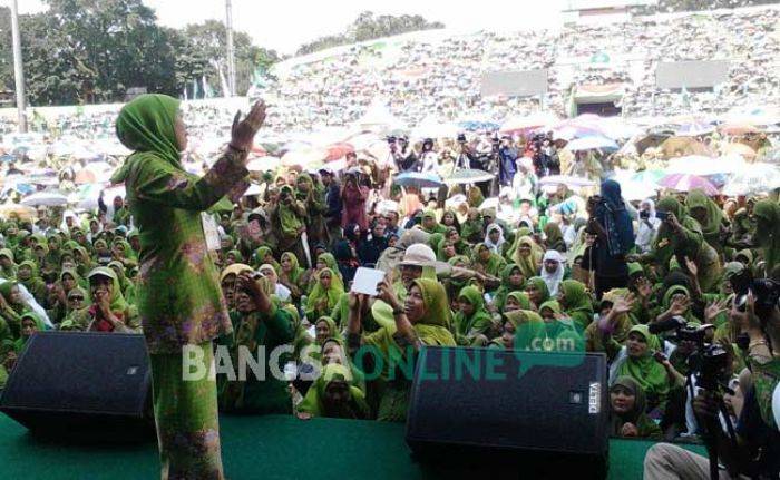 Suara Mensos Khofifah Merdu, Nyanyi Sholatun Bisalamin Mubin di Harlah Muslimat NU Suara Mensos Khofifah Merdu, Nyanyi Sholatun Bisalamin Mubin di Harlah Muslimat NU