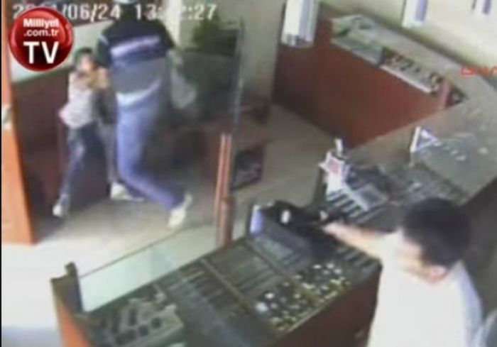 Seorang Diri, Bocah Ini Gagalkan Perempokan Toko Perhiasan Seorang Diri, Bocah Ini Gagalkan Perempokan Toko Perhiasan