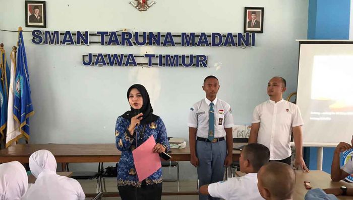 Polres Pasuruan dan BNNK Edukasi Bahaya Narkoba ke Pelajar SMAN Taruna Madani Polres Pasuruan dan BNNK Edukasi Bahaya Narkoba ke Pelajar SMAN Taruna Madani
