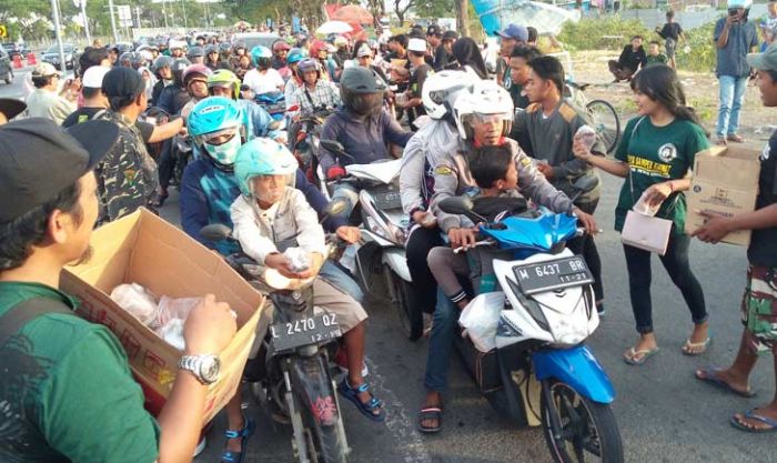 Bonek dan Banser Bagi-bagi Ratusan Takjil di Jembatan Suramadu