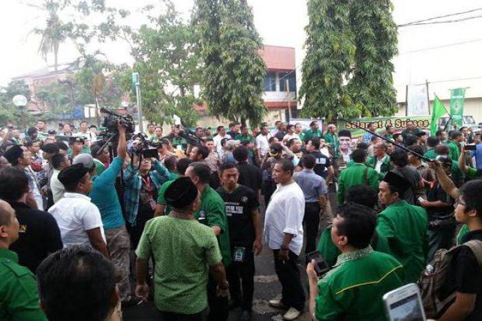 Muktamar PPP Ricuh, Menolak Djan Faridz, Menuding Romi Melacur Muktamar PPP Ricuh, Menolak Djan Faridz, Menuding Romi Melacur