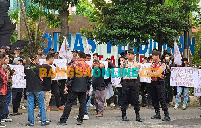 Diduga Ada Pungli di Sekolah, Puluhan Aktivis Geruduk Kantor Disdik Kota Kediri