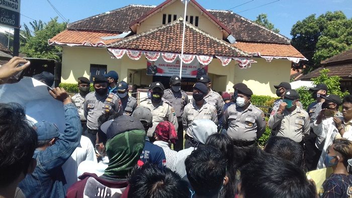 Ratusan Warga Demo Polsek Dringu, Minta Tersangka Pencuri Jaring Bawang Dibebaskan