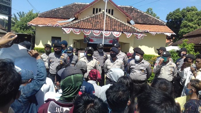 Ratusan Warga Demo Polsek Dringu, Minta Tersangka Pencuri Jaring Bawang Dibebaskan Ratusan Warga Demo Polsek Dringu, Minta Tersangka Pencuri Jaring Bawang Dibebaskan
