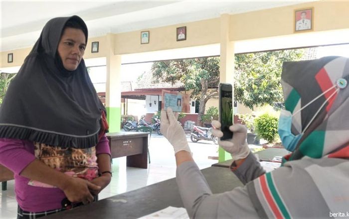 Dinsos Kabupaten Kediri dan PT Pos Salurkan Bantuan Sosial Tunai Tahap VII pada 8.383 KPM Dinsos Kabupaten Kediri dan PT Pos Salurkan Bantuan Sosial Tunai Tahap VII pada 8.383 KPM