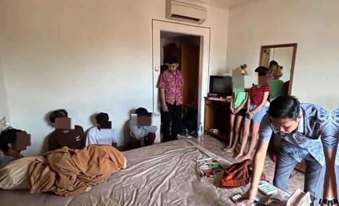 Gerebek Hotel di Surabaya, Polisi Temukan Pelajar Hilang dan 6 Orang Pesta Sabu Gerebek Hotel di Surabaya, Polisi Temukan Pelajar Hilang dan 6 Orang Pesta Sabu