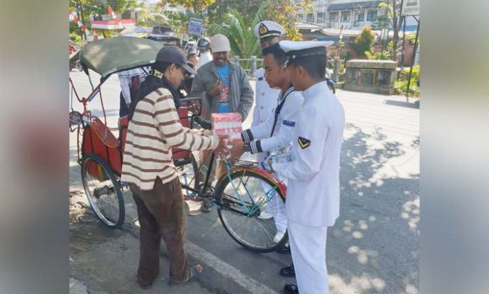 Syukuri HUT ke-74 RI, KRI Hasan Basri Bagikan Nasi Kuning ke Masyarakat Banjarmasin