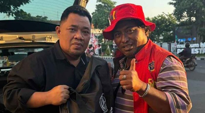 Gus Yusuf Salurkan Bantuan dan Bendera Merah Putih Titipan Gubernur Khofifah