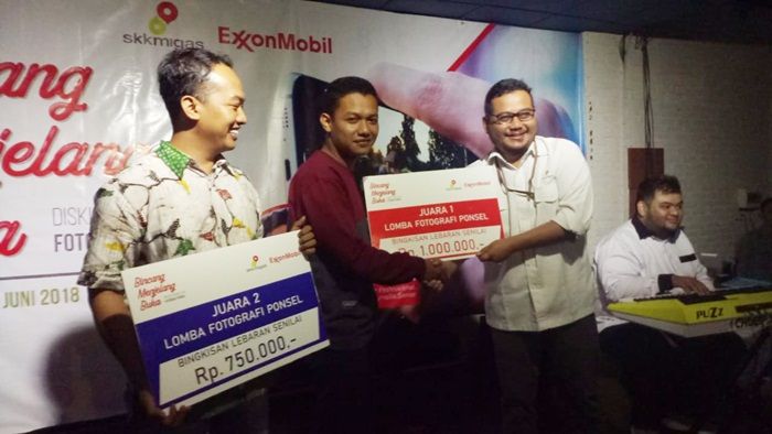 Jurnalis HARIAN BANGSA Raih Juara Pertama Lomba Fotografi EMCL Jurnalis HARIAN BANGSA Raih Juara Pertama Lomba Fotografi EMCL