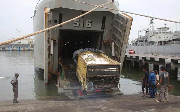 KRI Teluk Banten - 516 Bantu Dukung Angkut Logistik ke Lanal Saumlaki