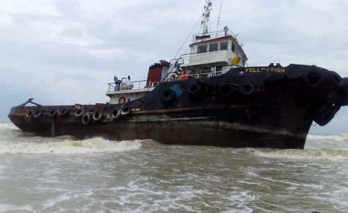 Dihantam Ombak Besar, Tug Boat Terdampar di Pantai Temaji Jenu