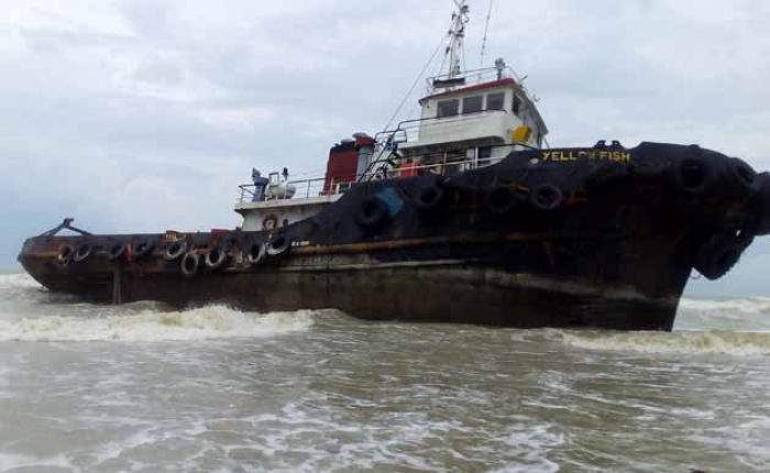 Dihantam Ombak Besar, Tug Boat Terdampar di Pantai Temaji Jenu Dihantam Ombak Besar, Tug Boat Terdampar di Pantai Temaji Jenu