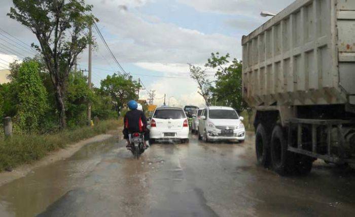 Jalan Daendels Belepotan Lumpur Limbah Galian, Banyak Pengguna Jalan Tergelincir Jalan Daendels Belepotan Lumpur Limbah Galian, Banyak Pengguna Jalan Tergelincir