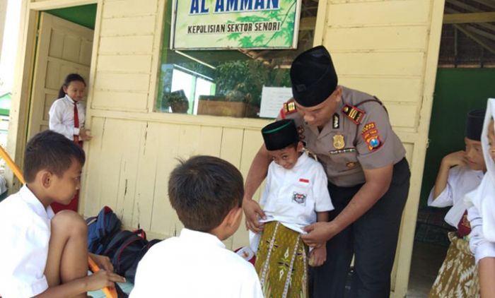 ​Kapolsek Senori Bantu Bimbing Murid SD Belajar Salat di Langgar Al Amman