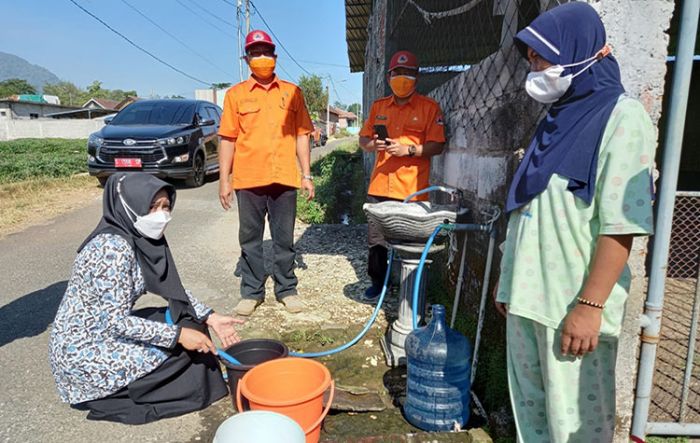 Bupati Ikfina Pimpin Distribusi Air Bersih untuk Desa Duyung Trawas Bupati Ikfina Pimpin Distribusi Air Bersih untuk Desa Duyung Trawas