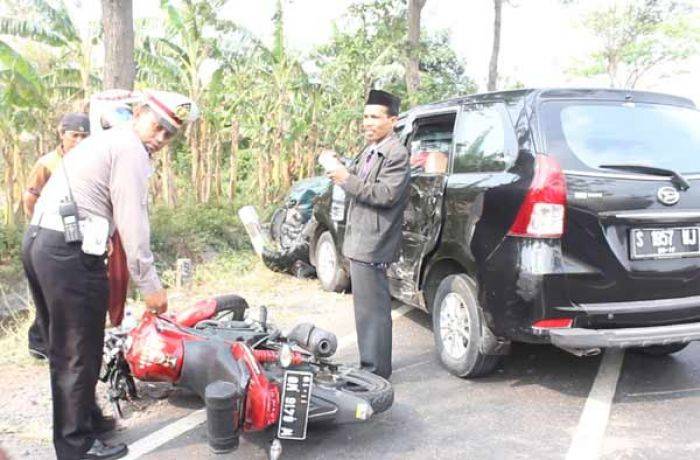 Kecelakaan Beruntun di Sukomoro Nganjuk, 2 Mobil, 1 Truk, 1 Motor Kecelakaan Beruntun di Sukomoro Nganjuk, 2 Mobil, 1 Truk, 1 Motor