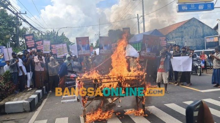 Demonstrasi Desak Bupati Sampang Gelar Pilkades Diwarnai Aksi Bakar Keranda dan Blokade Jalan Demonstrasi Desak Bupati Sampang Gelar Pilkades Diwarnai Aksi Bakar Keranda dan Blokade Jalan