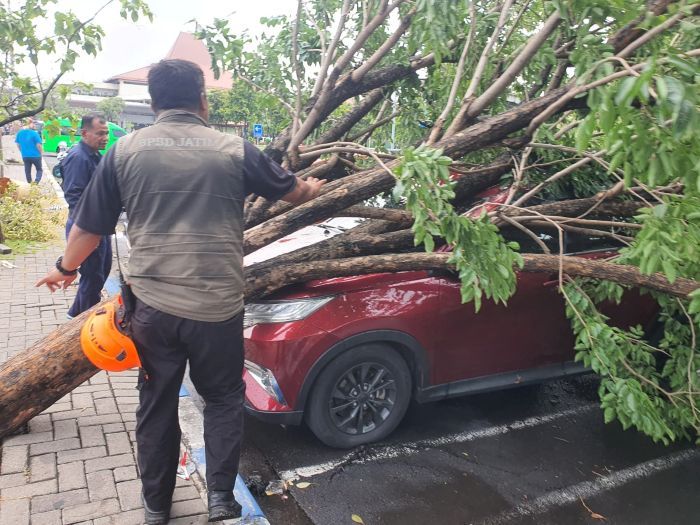 Respons Cepat Tanggap BPBD Jatim Tangani Puting Beliung Terjang Terminal 1 Juanda