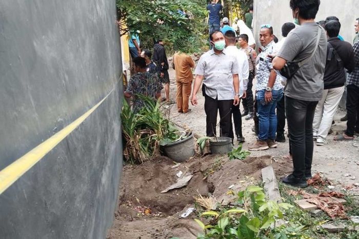 Kematian Balita 4 Tahun yang Dikubur di Samping Rumah Akhirnya Terungkap, Ternyata Korban .... Kematian Balita 4 Tahun yang Dikubur di Samping Rumah Akhirnya Terungkap, Ternyata Korban ....