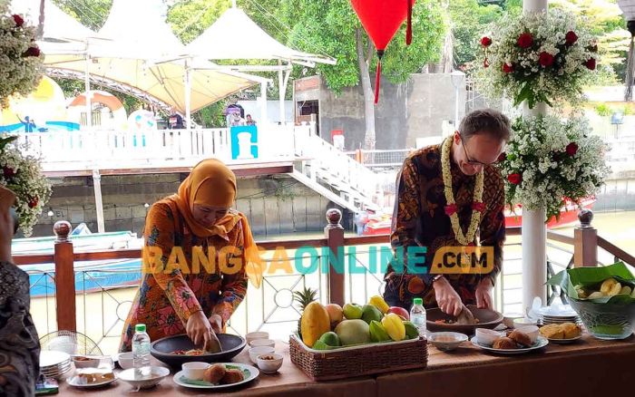 Tunjukkan Kepiawaian, Gubernur Khofifah Ajak Duta Besar Inggris Tunjukkan Kepiawaian, Gubernur Khofifah Ajak Duta Besar Inggris