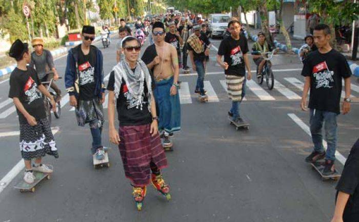 Sarungan Keliling Jombang, Aksi Komunitas Skateboard di Jombang Sarungan Keliling Jombang, Aksi Komunitas Skateboard di Jombang