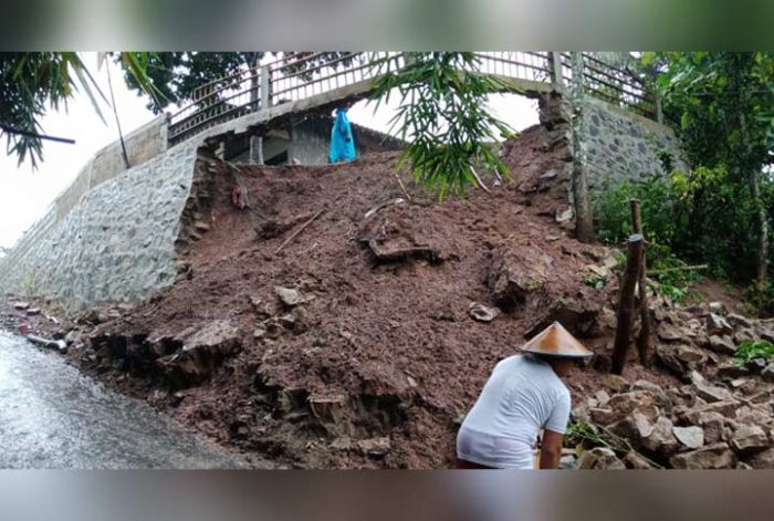 Hujan Deras Akibatkan Longsor di Beberapa Titik di Pacitan, Kamladu Imbau Waspada Gelombang Tinggi
