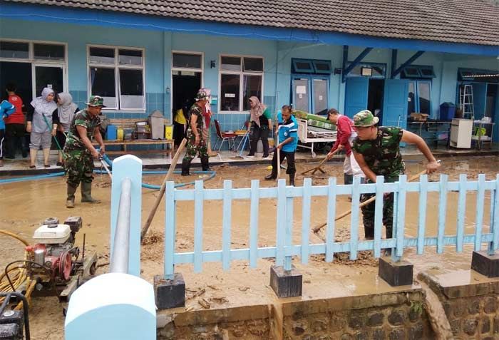 Anggota TNI, Polri, dan Masyarakat Bahu Membahu Bersihkan Lumpur Puskesmas Kebonagung Anggota TNI, Polri, dan Masyarakat Bahu Membahu Bersihkan Lumpur Puskesmas Kebonagung
