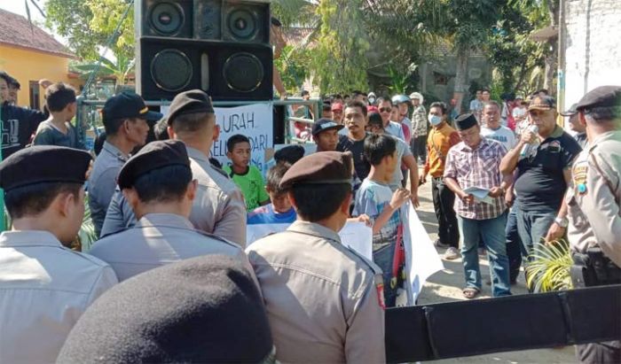 Lurah Kolpajung Diduga Jual Tanah Percaton Desa, Puluhan Warga Kepung Kantor Kelurahan Lurah Kolpajung Diduga Jual Tanah Percaton Desa, Puluhan Warga Kepung Kantor Kelurahan