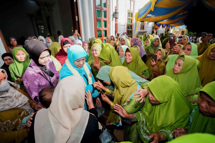 Bersama Gus Reza Lirboyo, Khofifah Minta Baca Al Quran Satu Hari Satu Juz dan Perbanyak Shalawat Bersama Gus Reza Lirboyo, Khofifah Minta Baca Al Quran Satu Hari Satu Juz dan Perbanyak Shalawat
