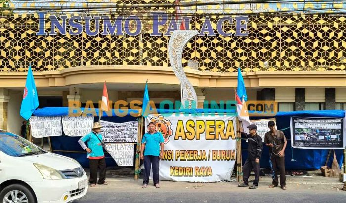 Tuntut Pesangon Layak, Eks Karyawan PT Triple S Dirikan Tenda Protes di Depan Hotel Insumo Kediri Tuntut Pesangon Layak, Eks Karyawan PT Triple S Dirikan Tenda Protes di Depan Hotel Insumo Kediri