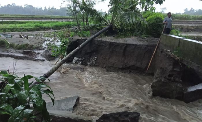 Jembatan Penghubung Dua Desa di Gandusari Kabupaten Blitar Jebol Diterjang Banjir Jembatan Penghubung Dua Desa di Gandusari Kabupaten Blitar Jebol Diterjang Banjir
