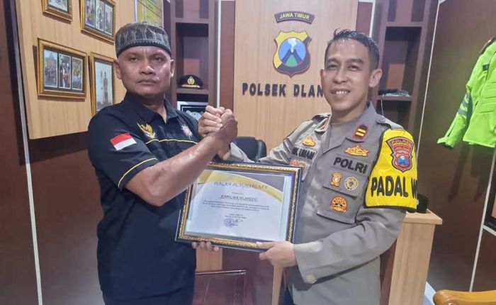 Peduli Kegiatan PSHT, Kapolsek Dlanggu Diganjar Penghargaan Peduli Kegiatan PSHT, Kapolsek Dlanggu Diganjar Penghargaan