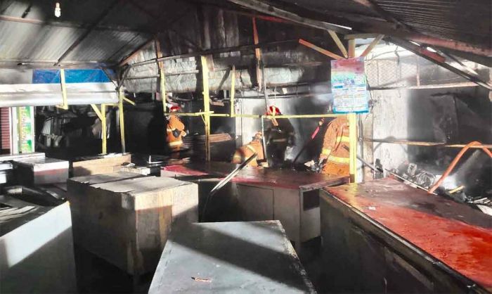 Diduga Korsleting, Pasar Simpang Darmo Terbakar Diduga Korsleting, Pasar Simpang Darmo Terbakar