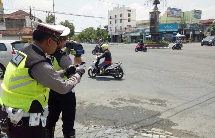Polres Ngawi Mulai Terapkan Speed Gun, Jangan Coba-coba Ngebut Jika Tidak Ingin Ditilang Polres Ngawi Mulai Terapkan Speed Gun, Jangan Coba-coba Ngebut Jika Tidak Ingin Ditilang