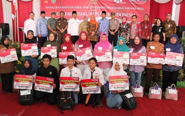 Serahkan Bantuan PKH di Madiun, Khofifah: Gunakan Dana Sebaik-baiknya Serahkan Bantuan PKH di Madiun, Khofifah: Gunakan Dana Sebaik-baiknya