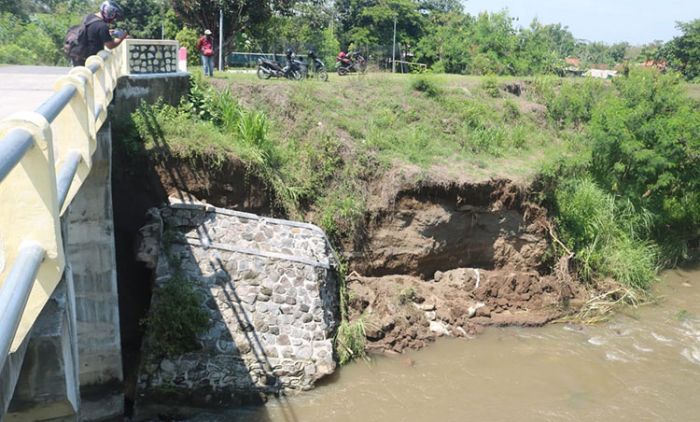 ​Dinding Sayap Fondasi Jembatan Penghubung Antardesa di Jombang Runtuh Diterjang Air