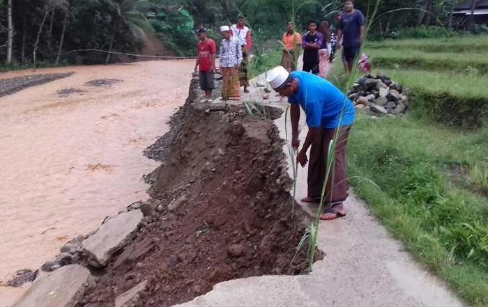 Diterjang Banjir Bandang, Jalan antar Dusun di Arjosari Pacitan Putus Diterjang Banjir Bandang, Jalan antar Dusun di Arjosari Pacitan Putus