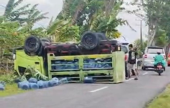 Hilang Kendali saat Hindari Kendaraan, Truk Muat Galon Hantam Pemotor Hingga Terguling di Ngawi