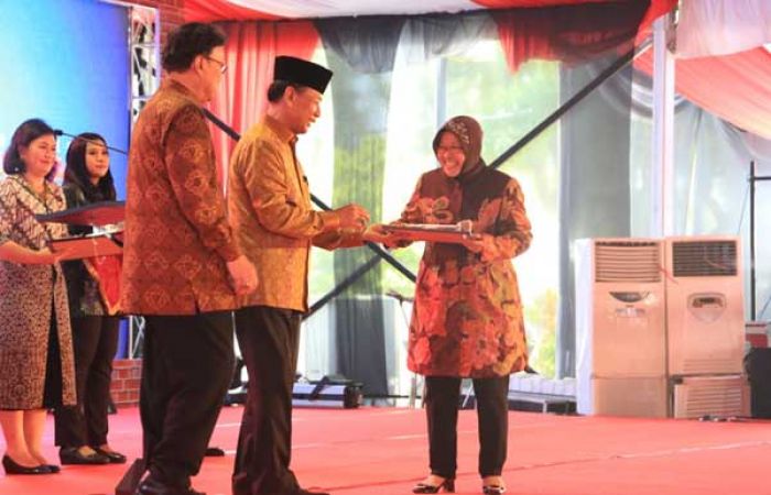 Surabaya Raih Penghargaan di Hari Otoda XXI Surabaya Raih Penghargaan di Hari Otoda XXI
