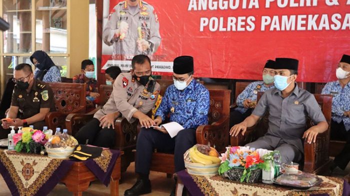 Vaksinasi Covid-19 Serentak, Forkopimda Kabupaten Pamekasan Ikuti Zoom Meeting dengan Kapolri Vaksinasi Covid-19 Serentak, Forkopimda Kabupaten Pamekasan Ikuti Zoom Meeting dengan Kapolri