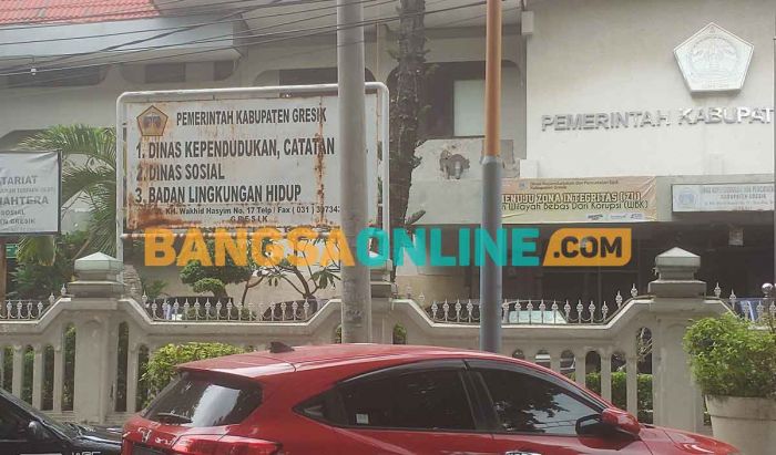 Papan Nama Kantor Berkarat, Kepala Dispendukcapil Gresik: Tahun ini Diperbaiki Papan Nama Kantor Berkarat, Kepala Dispendukcapil Gresik: Tahun ini Diperbaiki