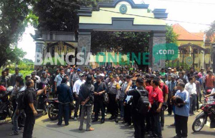 Ditolak Majelis Hakim, Sidang Gugatan Ijazah Palsu Cabup Kediri Nyaris Ricuh Ditolak Majelis Hakim, Sidang Gugatan Ijazah Palsu Cabup Kediri Nyaris Ricuh
