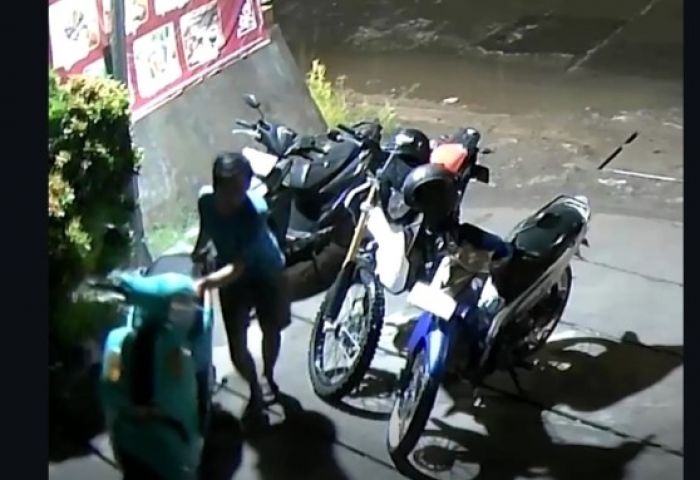 Terekam CCTV , Motor Yamaha Fazio Pengunjung Warkop Digondol Maling di Pakal Surabaya