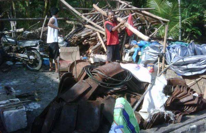 Diterjang Angin, Dua Rumah di Bojonegoro Rata dengan Tanah