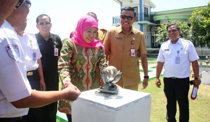 Kunjungi Stasiun Meteorologi, Khofifah Berharap Masyarakat Bisa Akses Informasi Cuaca Lebih Sering Kunjungi Stasiun Meteorologi, Khofifah Berharap Masyarakat Bisa Akses Informasi Cuaca Lebih Sering