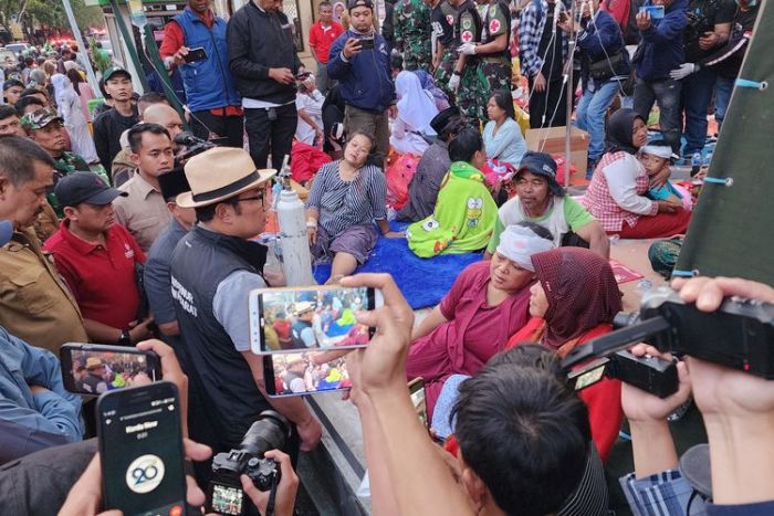 Pencarian Korban Gempa Cianjur Terus Dilakukan, 162 Meninggal, 362 Luka, 13.400 Warga Mengungsi Pencarian Korban Gempa Cianjur Terus Dilakukan, 162 Meninggal, 362 Luka, 13.400 Warga Mengungsi