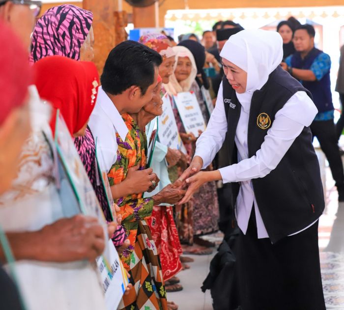 Gubernur Jatim Salurkan Bansos Rp10,2 M, Tekan Kemiskinan dan Berdayakan Ekonomi Warga Probolinggo
