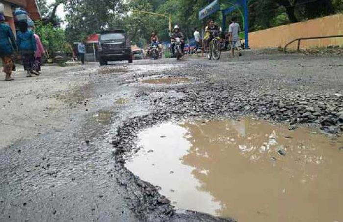 Jalan di Dusun Pandan Kecamatan Grati Rusak dan Banyak Lubang, Warga Ancam Blokir Truk Tambang