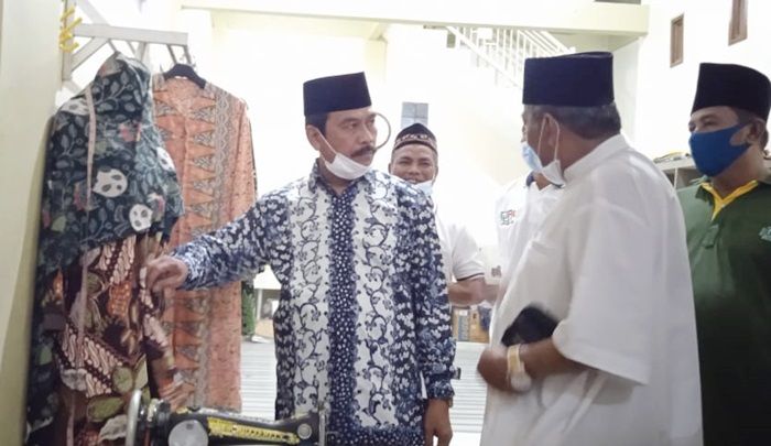 Jika Menang, Qosim Janji Bakal Buka Akses Pemasaran Batik Khas Gresik Seluas-luasnya Jika Menang, Qosim Janji Bakal Buka Akses Pemasaran Batik Khas Gresik Seluas-luasnya