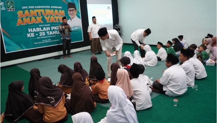 Peringatan Harlah PKB Ke-25, Ratusan Anak Yatim Jombang Terima Santunan Peringatan Harlah PKB Ke-25, Ratusan Anak Yatim Jombang Terima Santunan